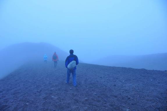 Descendo o vulcão Cotopaxi sob forte neblina, no Equador